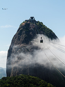 致巴西里约热内卢糖浆山的电线车海岸线缆车电缆首脑薄雾天线旅游城市顶峰天际图片