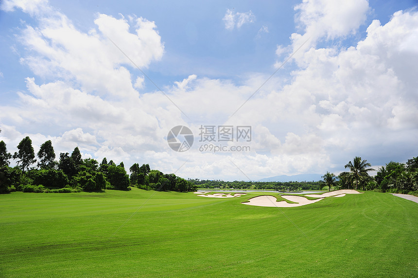 高尔夫课程高尔夫球季节风光运动场风景美丽植物阳光天空草地图片