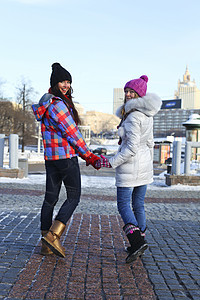冬季街上快乐的年轻夫妇女孩们夫妻雪花街道微笑黑发外套季节享受冻结图片