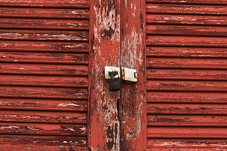 旧门红木材剥皮涂料和钥匙图片