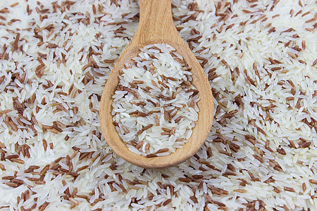 汤匙上的红米和白米庄稼摄影谷物美食勺子谷类文化纹理白色厨房图片