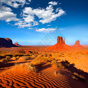 纪念碑西谷和东米唐 Butte Utah砂岩旅行手套地质学编队沙漠峡谷旅游天空岩石图片