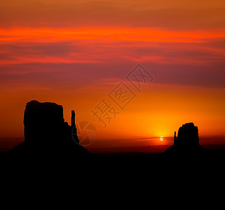纪念碑西谷和东米唐布丁的日出日落沙漠峡谷太阳地标地质学干旱岩石国家纪念碑图片