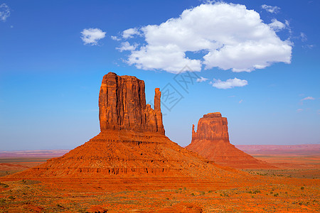 纪念碑西谷和东米唐 Butte Utah干旱石头国家编队岩石蓝色天空旅游地平线旅行图片