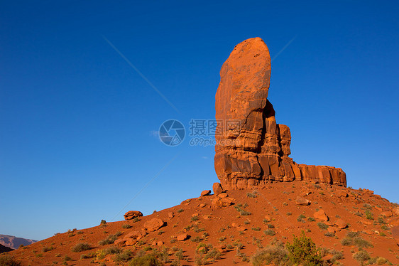 犹他州古迹峡谷蓝色地标石头旅行岩石天空地质学地平线沙漠公园图片