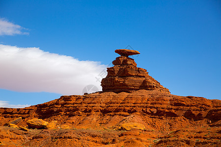 墨西哥海帽 US 163 在古迹谷附近的风景公路地平线国家蓝色地质学岩石石头沙漠砂岩帽子干旱图片
