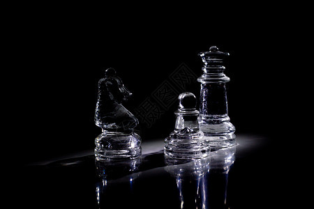 黑暗中的一些象棋碎片图片
