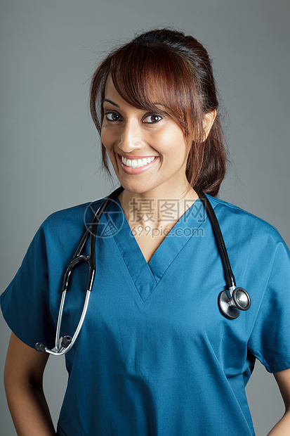 有吸引力的印度妇女孤立在白种背景上护士全科医生学生医学蓝色工作成人微笑医疗图片