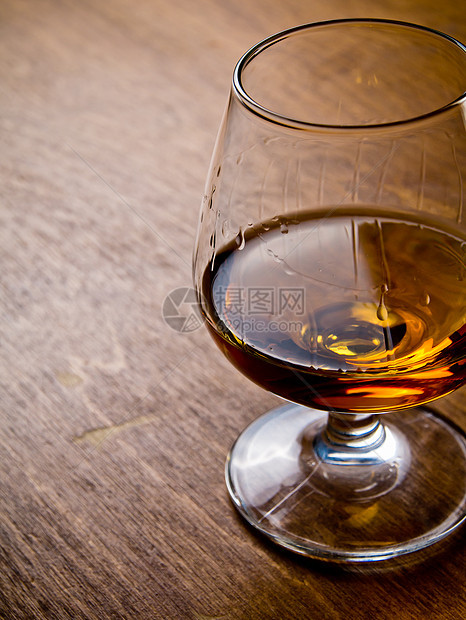 白兰地酒吧棕色液体木头玻璃桌子图片