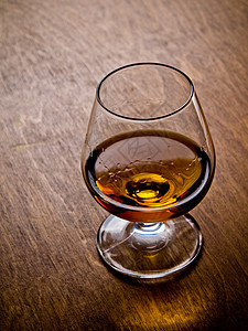 白兰地玻璃棕色液体木头桌子酒吧图片