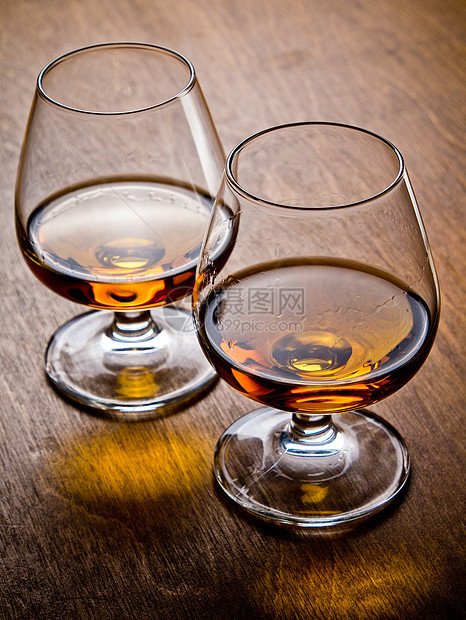 白兰地酒精木头玻璃桌子酒吧棕色图片