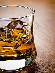 威士忌木头岩石酒吧冰块反射酒精黄色饮料液体棕色图片