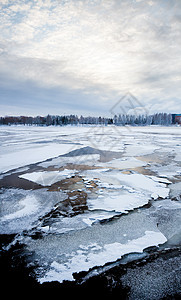 日出时湖面薄冰图片