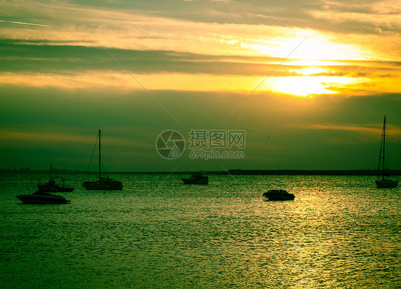 美丽的海日落海浪反射游客橙子日出游艇航行太阳地平线海洋图片