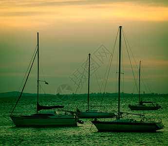 美丽的海日落航行橙子太阳游艇帆船旅行日出反射游客地平线图片