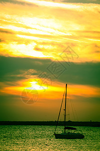 美丽的海日落橙子游艇航行天空反射旅行太阳日出地平线热带图片