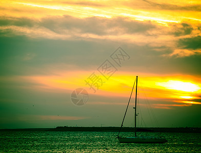 美丽的海日落天空热带地平线游客太阳反射日出航行海洋游艇图片