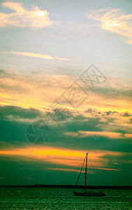 美丽的海日落游客反射橙子热带天空游艇海浪日出帆船太阳图片