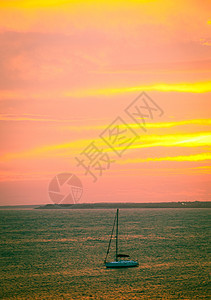 美丽的海日落帆船地平线海浪旅行游艇反射游客橙子太阳天空图片