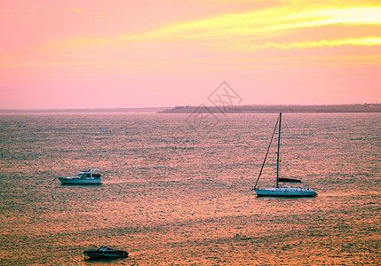 美丽的海日落反射帆船海浪热带太阳日出地平线航行游艇海洋图片