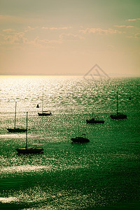 美丽的海日落海浪地平线游客太阳航行反射旅行热带游艇海洋图片