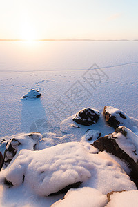 寒冷湖的清晨阳光图片