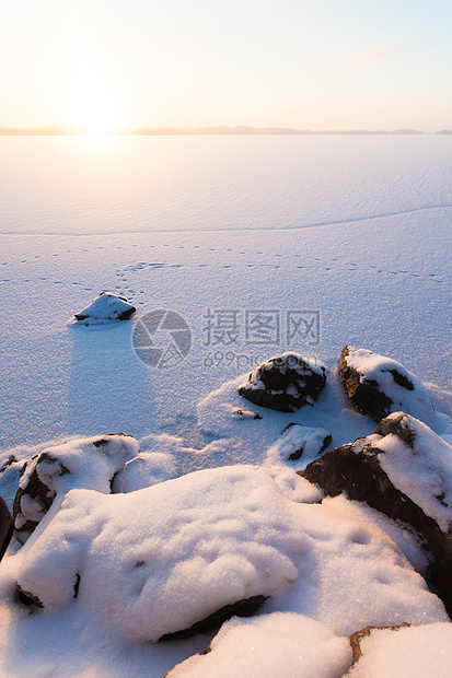 寒冷湖的清晨阳光图片