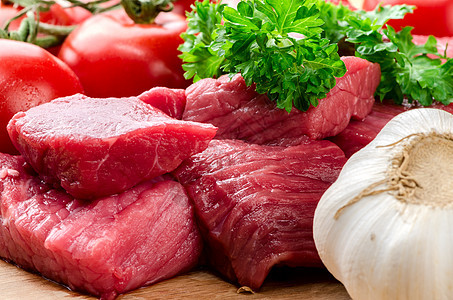 新鲜鲜肉草本植物屠夫猪肉牛肉白色香料胡椒绿色木头红色图片