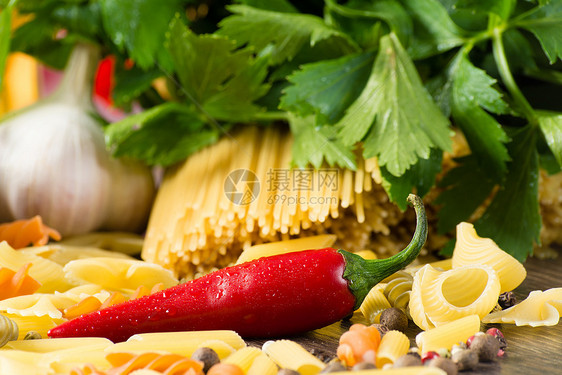 意大利意大利意面和蔬菜古董草药面条沙拉午餐烹饪香肠胡椒餐厅饮食图片
