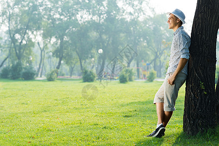 一位年轻人的肖像孤独男人精力叶子成人哲学男性思维衬衫快乐图片