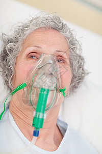 在医院内戴氧气面具的老年妇女图片