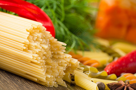 意大利意大利意面和蔬菜沙拉烹饪辣椒美食餐厅饮食胸部午餐胡椒草药图片