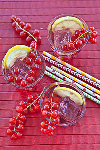 新鲜柠檬水 配红卷曲子柠檬醋栗果汁勺子饮料吸管冰块苏打眼镜果味图片