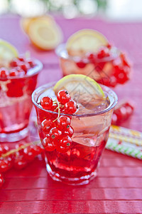 新鲜柠檬水 配红卷曲子眼镜醋栗勺子水果饮料柠檬吸管冰块果汁红色图片