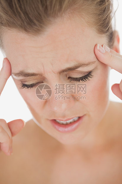 患有严重头痛的不幸妇女寺庙女士女性悲伤表情疼痛痛苦偏头痛疾病压力图片