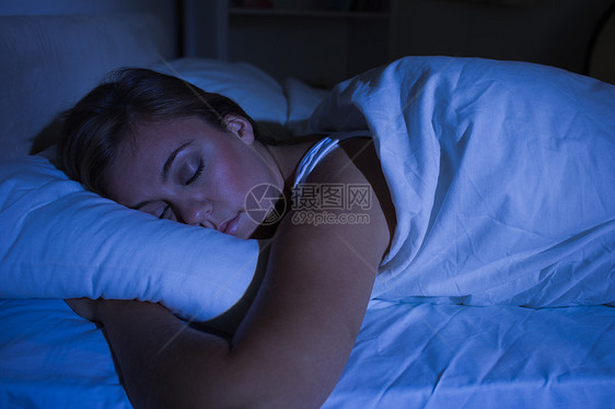 晚上睡的金发女人金发女郎头发时间女性女士枕头白色坐垫浅色羽绒被图片