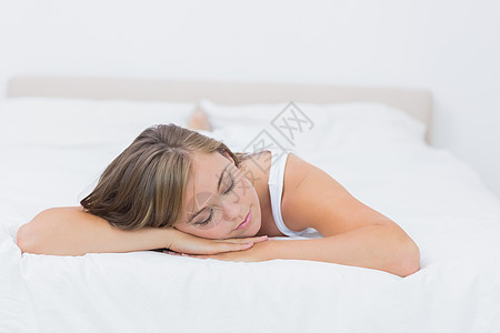 金发女人睡在床上坐垫午睡头发时间就寝卧室女性睡眠金发女郎女士图片