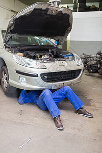 在车库修车的男子地面工程师扳手修复工作服说谎机械修理工汽车汽修图片
