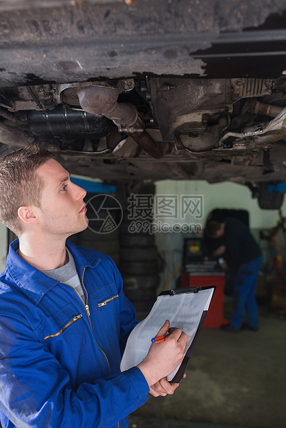 配有剪贴板检查车的机械修理工男人汽车工人清单写作职业修复准备修理图片