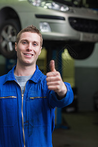 汽车修理机修车机手们举起大拇指欢乐快乐图片