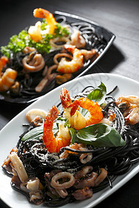 黑意面加海鲜食物桌子餐厅蔬菜盘子沙拉叶子贝类墨水大虾图片