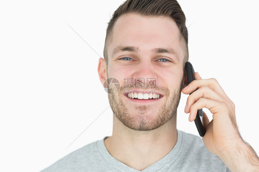 使用移动电话的青年男子近视肖像男人电话手机沟通幸福男性互动微笑图片