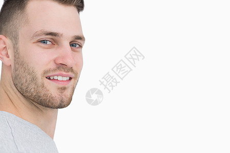 微笑的年轻人的侧面肖像幸福男人男性图片