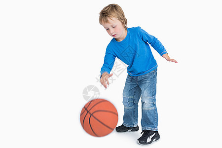 玩篮打篮球的青年临时男孩游戏男生金发女郎活动浅色牛仔布闲暇篮球运球头发图片