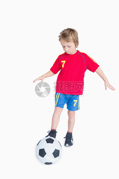玩足球的小男孩闲暇浅色运动童年制服服装金发男性运动员头发图片