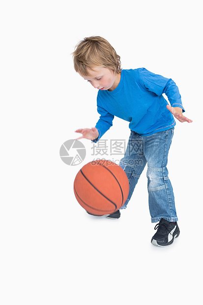 玩篮打篮球的青年临时男孩男生男性金发浅色金发女郎牛仔布游戏头发闲暇爱好图片