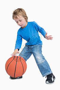 玩篮打篮球的青年临时男孩篮球头发运动游戏学习爱好牛仔布牛仔裤金发闲暇图片