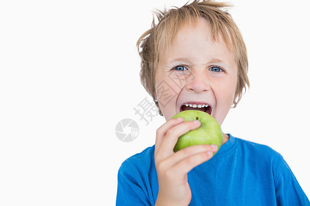 男孩吃绿苹果的肖像图片