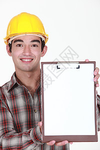 年轻建筑工人持有空白剪贴板的青年建筑工人图片