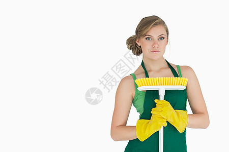 青扫帚年轻女子的肖像打扫女士手套家庭女性清洁工围裙金发黄色人员图片